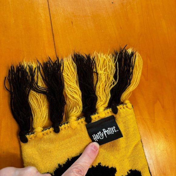 Harry Potter Huffle Pufffle Black Yellow Fringed Scarf - Picture 4 of 10